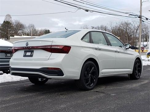 New 2026 Volkswagen Jetta SE image 3