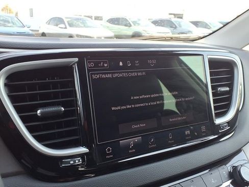 Used 2024 Chrysler Pacifica Touring-L image 9