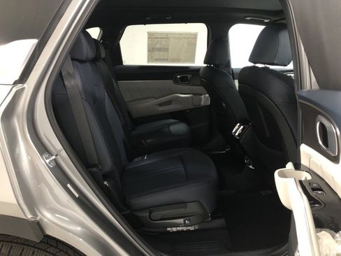 Used 2023 Kia Sorento SX Prestige image 11