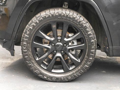 Used 2018 Jeep Grand Cherokee Altitude image 47