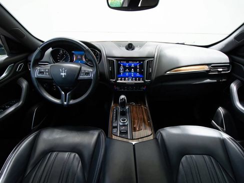Used 2017 Maserati Levante w/ Luxury Package AWD/4WD image 32