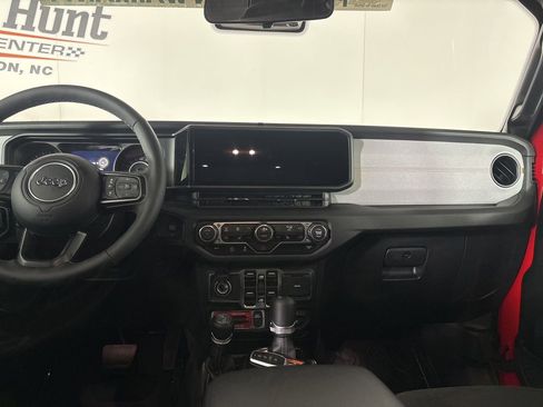 Used 2025 Jeep Wrangler Willys image 21