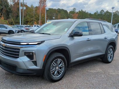 Used 2025 Chevrolet Traverse LT