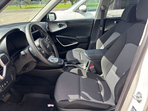 Used 2025 Kia Soul LX w/ LX Technology Package FWD image 24