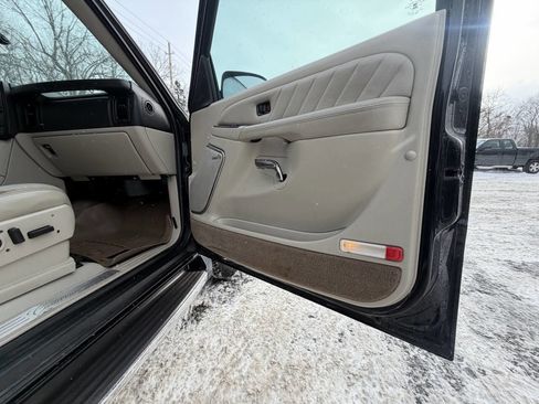 Used 2004 Cadillac Escalade ESV Platinum image 19