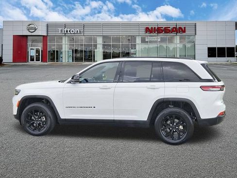 Used 2025 Jeep Grand Cherokee Altitude AWD/4WD image 7