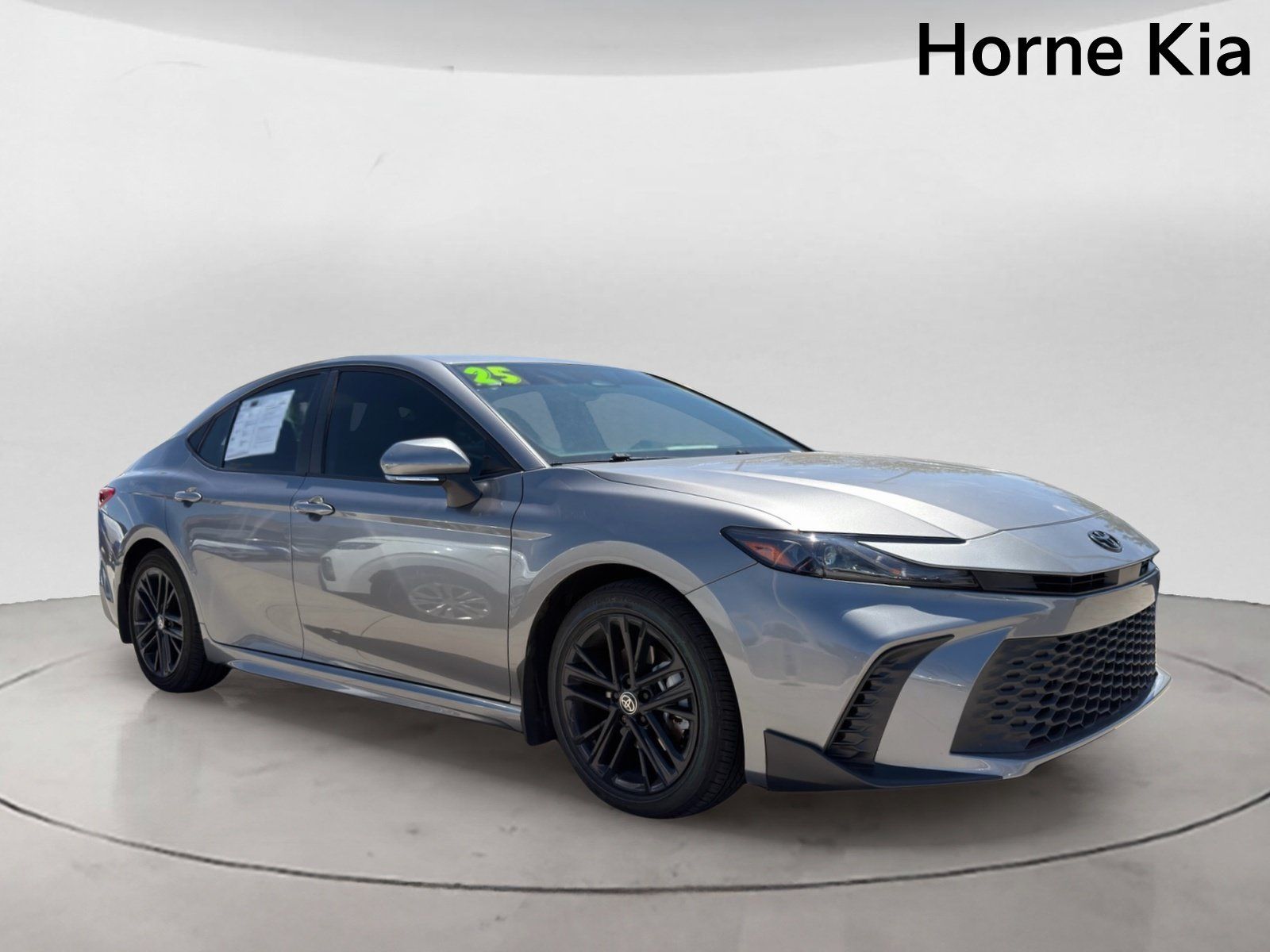 Used 2025 Toyota Camry SE w/ Convenience Package FWD image 2