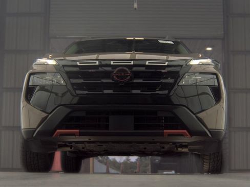 Certified 2025 Nissan Rogue SV AWD/4WD image 4