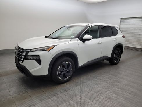 Used 2024 Nissan Rogue SV AWD/4WD image 2