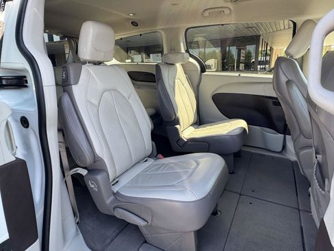 Used 2017 Chrysler Pacifica Touring-L FWD image 27