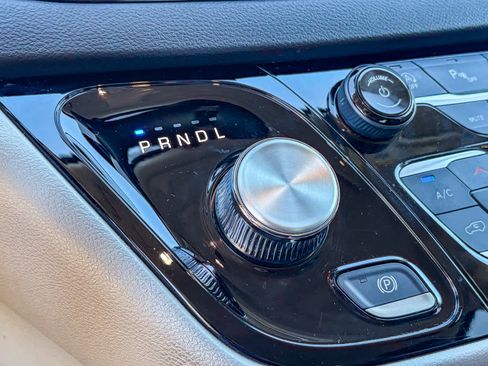 Used 2024 Chrysler Pacifica Touring-L image 19