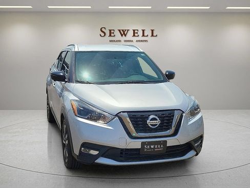 Used 2019 Nissan Kicks SR w/ SR Premium Package FWD image 7