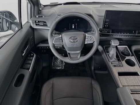 Used 2025 Toyota Sienna Platinum image 21