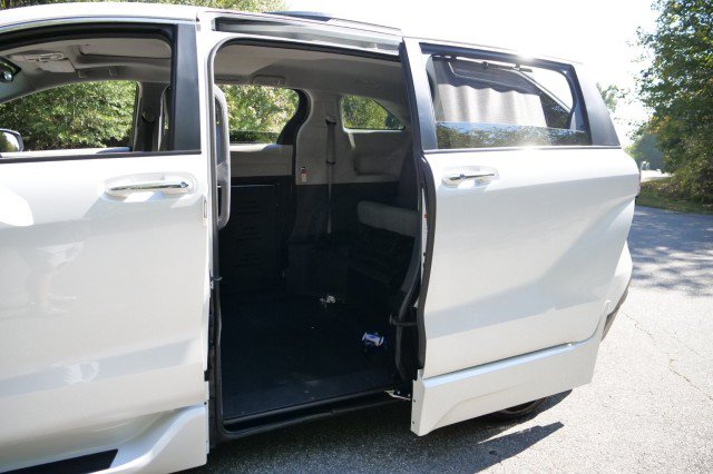 Used 2024 Toyota Sienna XLE w/ XLE Plus Package FWD image 36