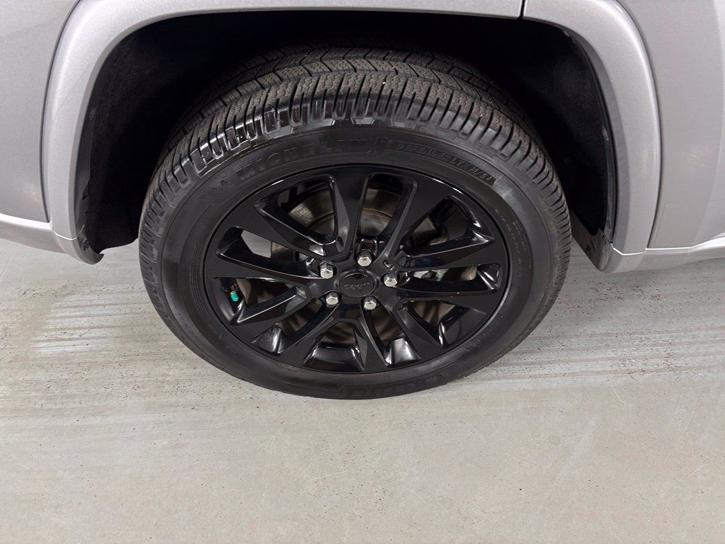 Used 2021 Jeep Grand Cherokee Laredo X RWD image 11