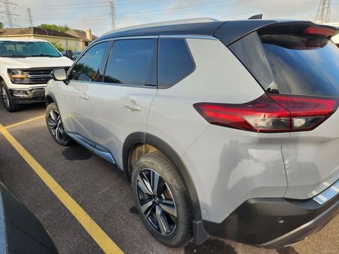 Used 2023 Nissan Rogue SL w/ SL Premium Package image 3