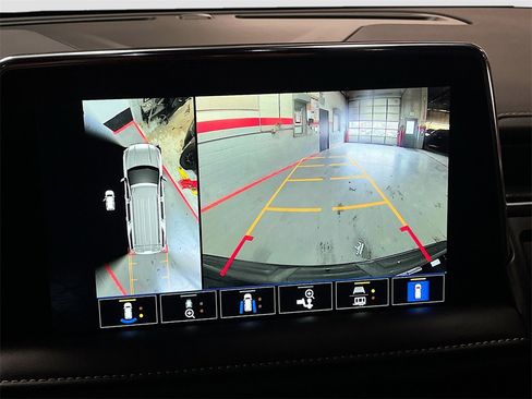 Used 2024 GMC Yukon XL AT4 w/ Technology Package image 14