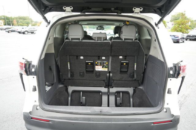 Used 2024 Toyota Sienna XLE FWD image 11