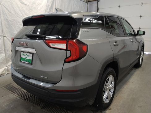 Used 2024 GMC Terrain SLE image 9