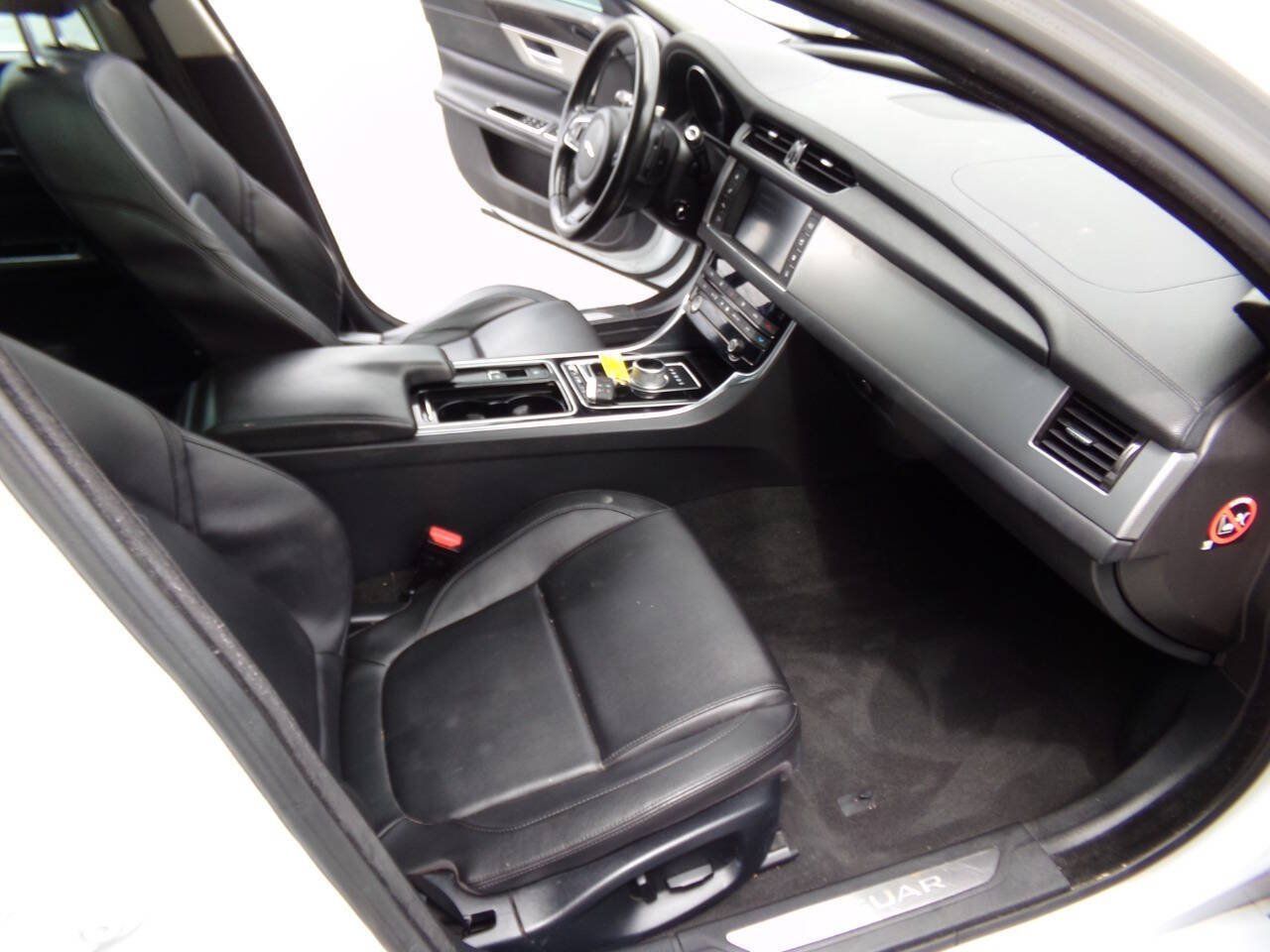 Used 2016 Jaguar XF Premium RWD image 34