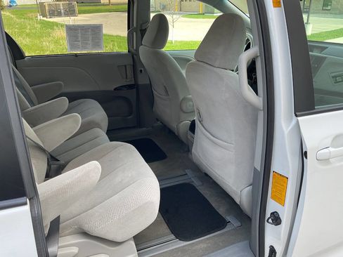 Used 2013 Toyota Sienna LE FWD image 33
