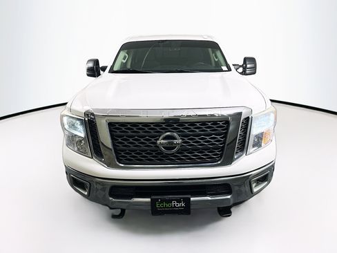 Used 2018 Nissan Titan SV w/ SV Convenience Package image 2