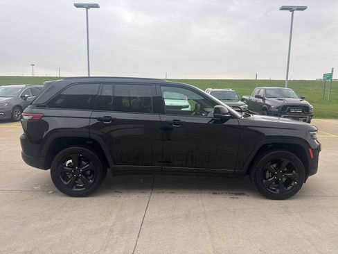 Used 2025 Jeep Grand Cherokee Altitude AWD/4WD image 4