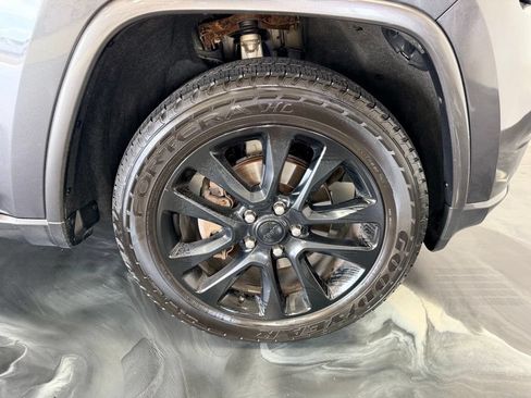 Used 2017 Jeep Grand Cherokee Altitude AWD/4WD image 25