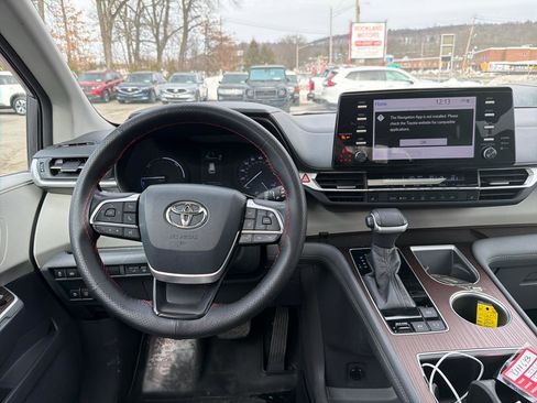 Used 2021 Toyota Sienna XLE FWD image 23
