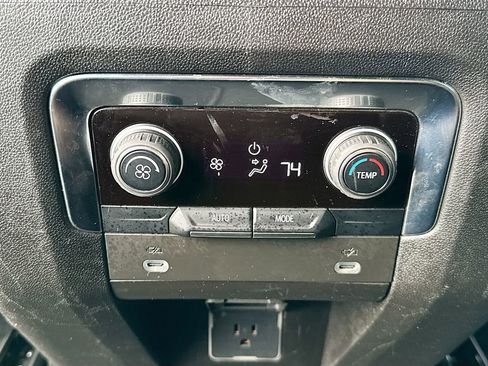 Used 2022 Chevrolet Suburban LT image 25