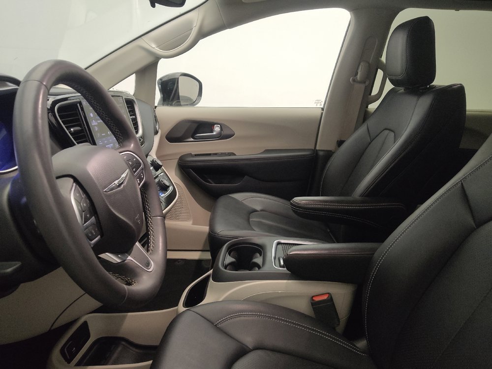 Used 2024 Chrysler Pacifica Touring-L FWD image 17
