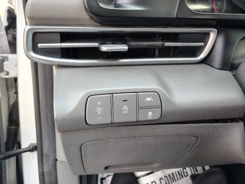 Used 2021 Hyundai Elantra SE image 14