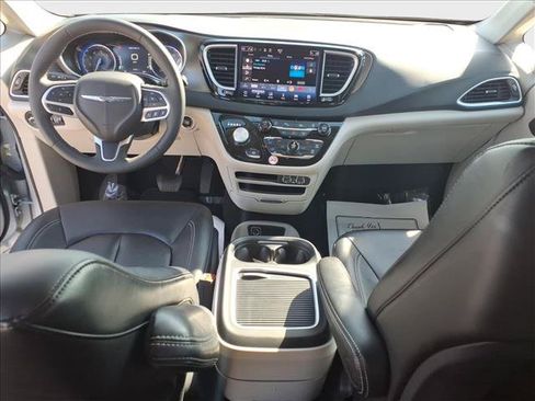 Used 2024 Chrysler Pacifica Touring-L FWD image 33
