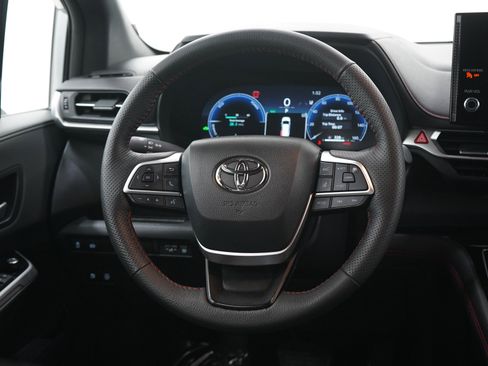 Used 2025 Toyota Sienna XSE AWD/4WD image 18