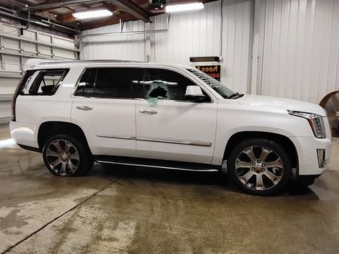 Used 2017 Cadillac Escalade Luxury AWD/4WD image 2