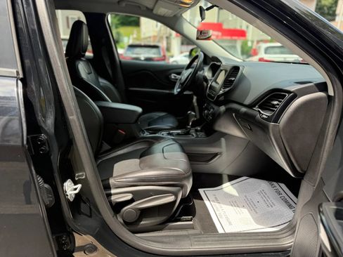 Used 2019 Jeep Cherokee Latitude Plus AWD/4WD image 16