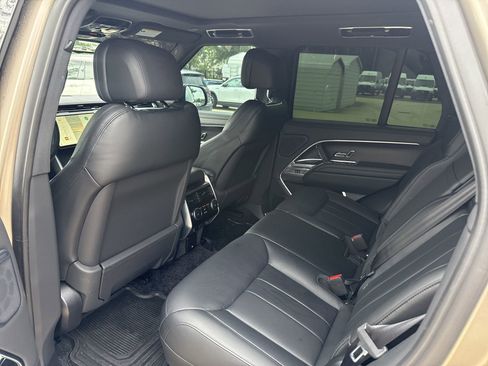 Used 2025 Land Rover Range Rover SE AWD/4WD image 10