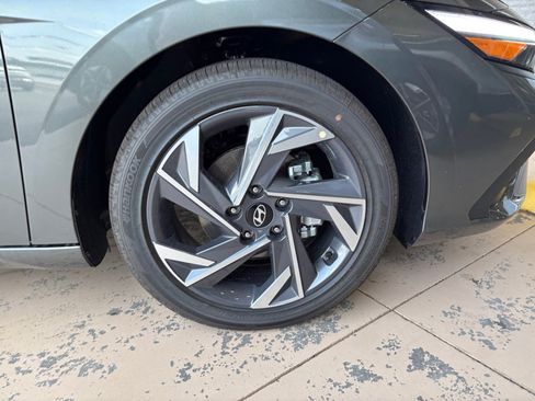 Certified 2025 Hyundai Elantra SEL FWD image 25