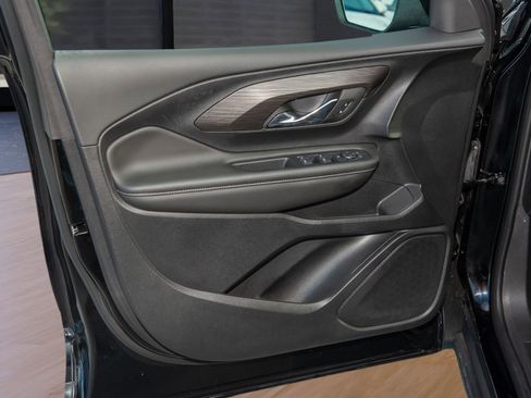 Used 2024 GMC Terrain SLE w/ Driver Convenience Package image 16