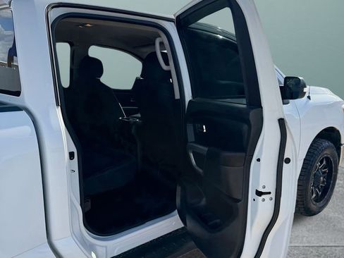 Used 2018 Nissan Titan SV w/ SV Convenience Package RWD image 15