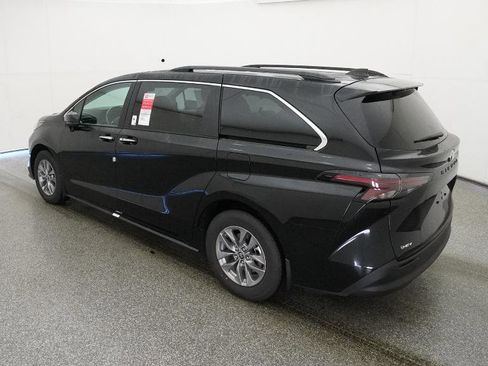 New 2026 Toyota Sienna XLE image 13