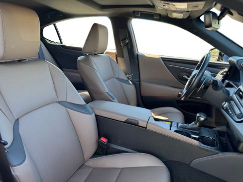 Used 2025 Lexus ES 300h w/ Premium Package FWD image 15