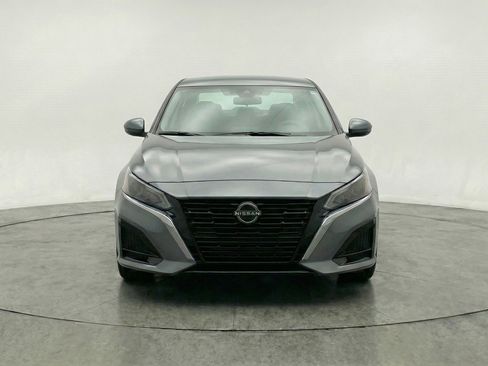 Used 2025 Nissan Altima 2.5 SV image 2