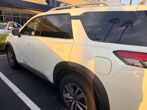 Used 2022 Nissan Pathfinder SL w/ Lighting Package (N92) FWD image 4