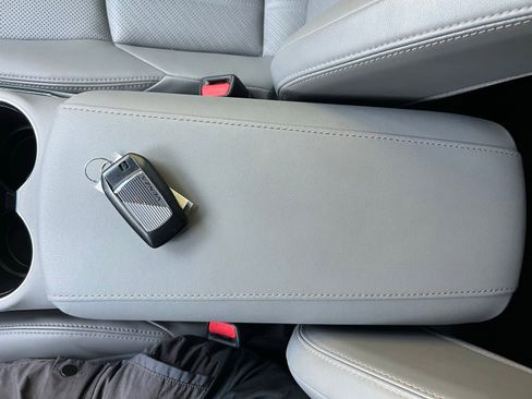 Used 2021 Toyota Venza Limited image 34