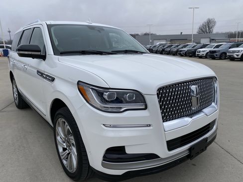 Used 2024 Lincoln Navigator Premiere image 3