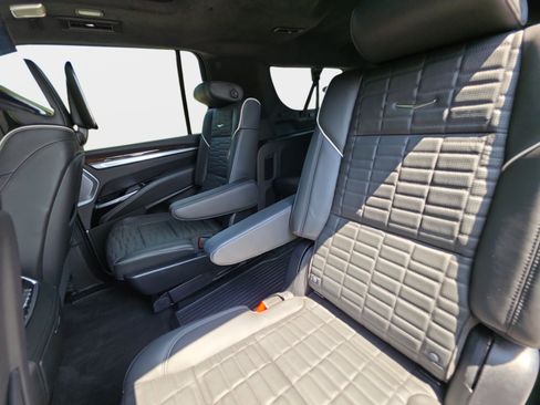 Used 2025 Cadillac Escalade ESV Sport Platinum w/ LPO, ONYX Package AWD/4WD image 16