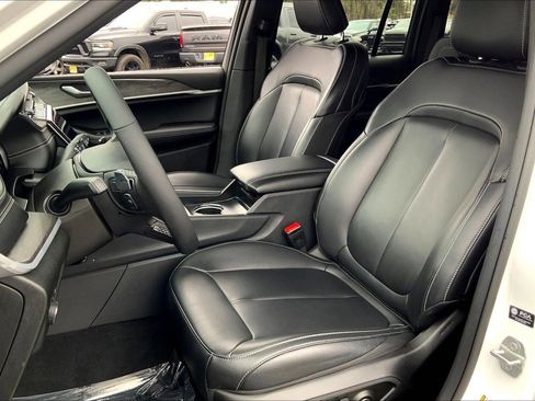 Certified 2025 Jeep Grand Cherokee Limited AWD/4WD image 8