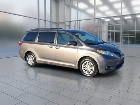 Used 2015 Toyota Sienna L image 2