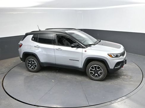 Used 2025 Jeep Compass Trailhawk AWD/4WD image 38